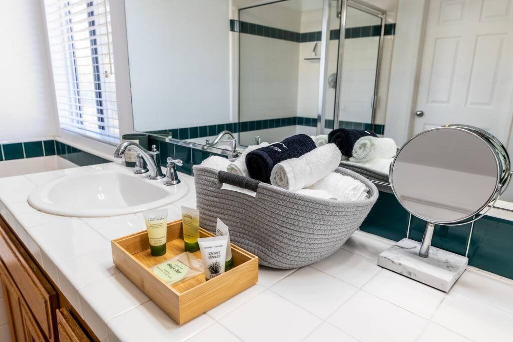 The Nest At Woodside: Lux La Getaway + Office/Spa Santa Clarita Esterno foto